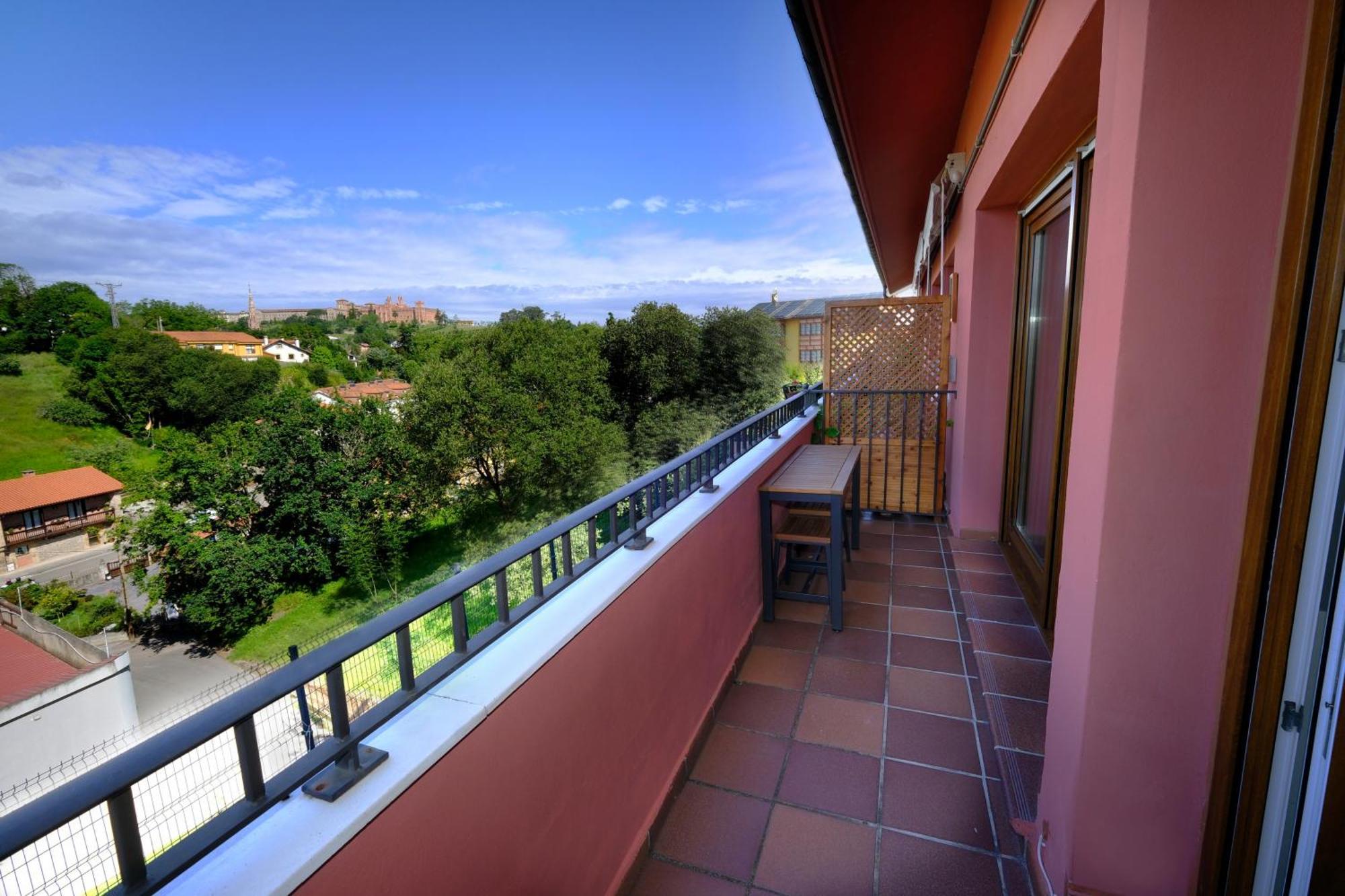Comillas Pueblo El Capricho Luaran gambar